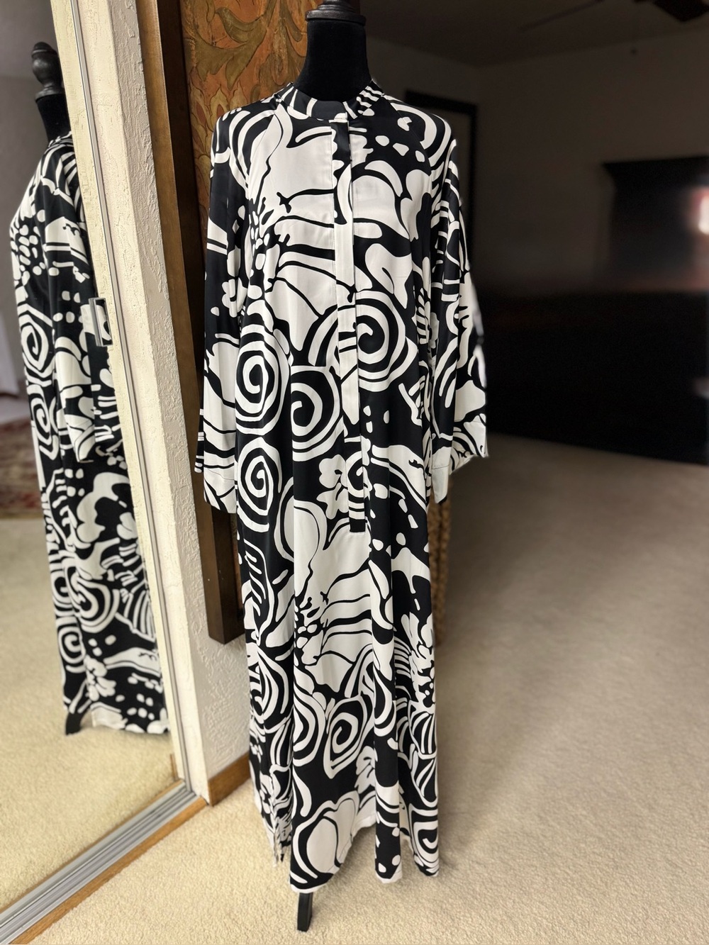 Natori Black & White Abstract Swirl Caftan NWOT size Small